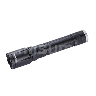 高性能調(diào)焦強(qiáng)光充電式手電筒